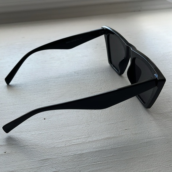 INDY NWOT Black Bedford Cat Eye Sunglasses Cloth Case - Picture 9 of 9